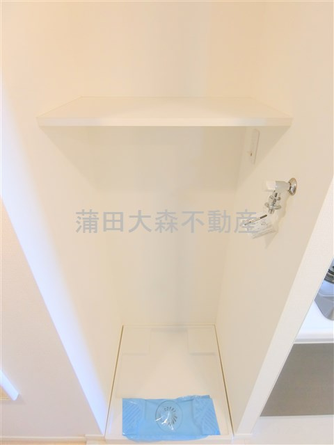 HY's flat 糀谷の設備|棚付きの室内洗濯機置き場