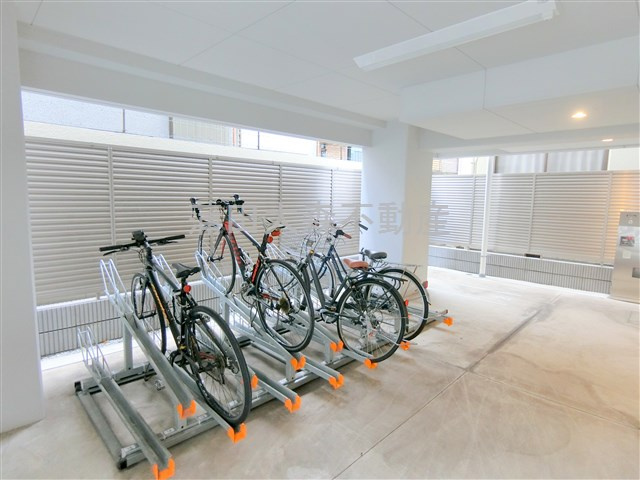 HY's flat 糀谷のその他共用部分|屋根付きラック式の駐輪場