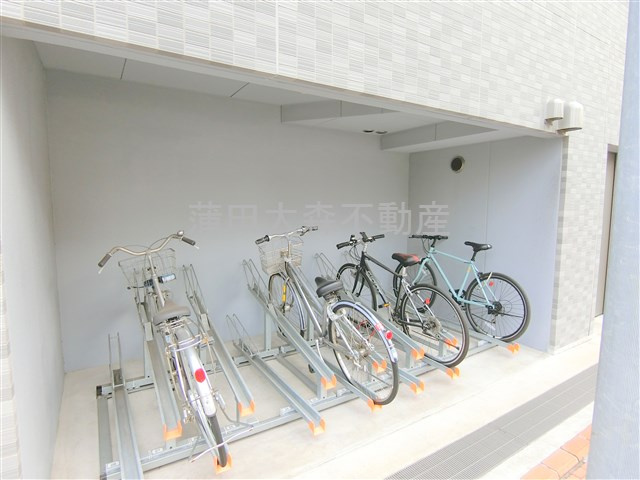 HY's flat 糀谷のその他共用部分|屋根付きラック式の駐輪場