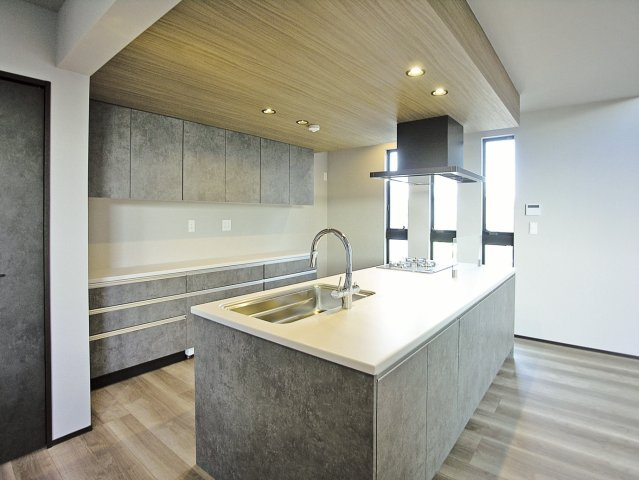練馬区羽沢2丁目 全2棟 A号棟のその他|キッチン背面にはカップボードを設置
キッチンと同じ面材のカップボードは空間を華やかに演出します
※グランイーズ施工例