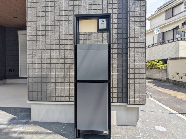 練馬区羽沢2丁目 全2棟 A号棟のその他|お留守がちなご家庭に便利な宅配ボックスを装備
不在に関わらず安全かつ非対面で荷物を受け取れます
防犯性の向上や、時間を気にせずネット通販を利用できます
※グランイーズ施工例