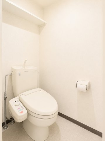 【トイレ】 | ローヤルシティ鴨居七番館 | ◆清潔感のある白を基調とした落ち着ける空間。小窓をもうけていますので、こもりやすい空気の入れ替えも簡単に行えますね！※AI加工しております。