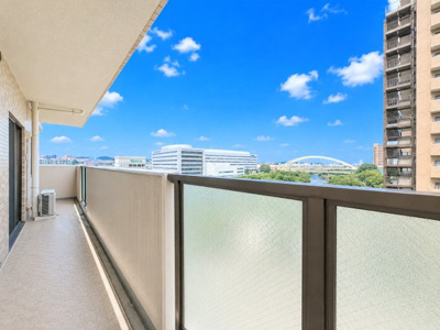 【バルコニー】 | ローヤルシティ鴨居七番館 | ◆その邸が魅せる、気品・上質・重厚感・極細やかさ、そのすべては訪れた者に安らぎと品性を与える特別な空間です。ここに住むからこそ意味がある。すべての（始まり）をここから迎えます。※AI加工しております。