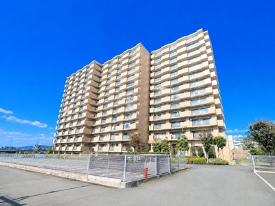 【外観】 | ローヤルシティ鴨居七番館 | ◆管理体制良好なマンションです。清潔感のあるエントランスに開放感のある住環境。※AI加工しております。