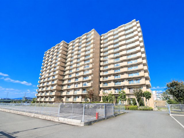 【外観】 | ローヤルシティ鴨居七番館 | ◆管理体制良好なマンションです。清潔感のあるエントランスに開放感のある住環境。※AI加工しております。