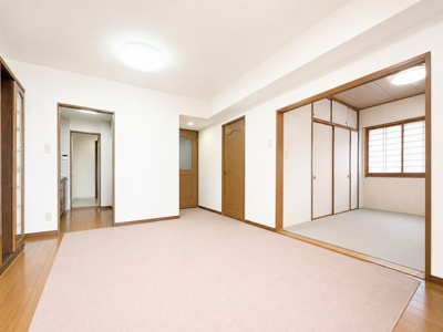 【居間・リビング】 | ローヤルシティ鴨居七番館 | ◆一家だんらんのスペースとなるＬＤＫ。窓から明るい光が差し込み、思わず家族の会話も弾む快適な空間。※AI加工しております。
