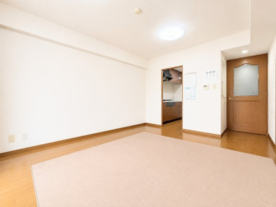 【居間・リビング】 | ローヤルシティ鴨居七番館 | ◆ご家族の会話がはずむ、開放的なＬＤＫです。休日はお陽さまの光をたっぷりととりこめるぽかぽかリビングで過ごしませんか？※AI加工しております。