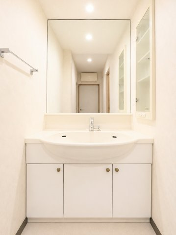 【独立洗面台】 | ローヤルシティ鴨居七番館 | ◆毎日使う場所だから、機能的で使いやすさに配慮したパウダールーム。すっきりと使えるように収納も豊富にご用意しています。※AI加工しております。