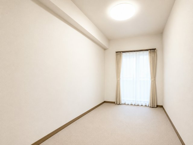 【洋室】 | ローヤルシティ鴨居七番館 | ◆柔らかい陽光が差し込む明るいお部屋を演出する設計。彩光の取れる窓が気持ちの良いお部屋を創り上げます。※AI加工しております。