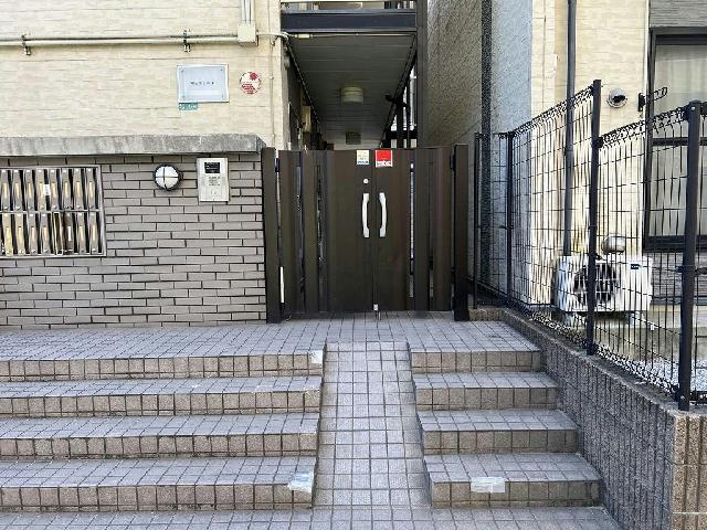 レオパレスヴェルレーヌのエントランス