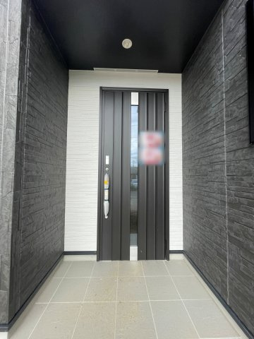 新築戸建・新築建売　郡山市富田町字下西田　富田西小・第六中の玄関|玄関ポーチが広いので雨の日でも焦ることなく開錠や施錠ができます！