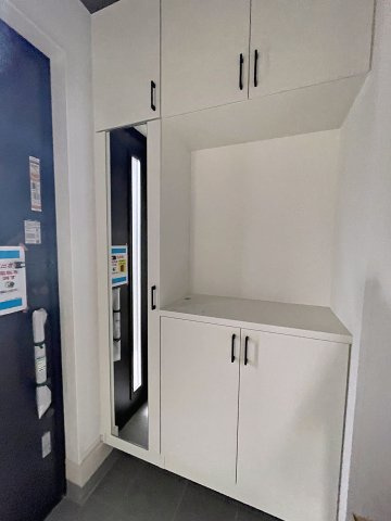 新築戸建・新築建売　郡山市富田町字下西田　富田西小・第六中の玄関|シューズボックスには全身鏡がついているので、お出かけ前の身だしなみチェックもバッチリです！