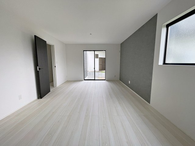 新築戸建・新築建売　郡山市富田町字下西田　富田西小・第六中の居間・リビング|アクセントクロスがポイントになっており、ゆとりがあるので家具を設置しても広々！