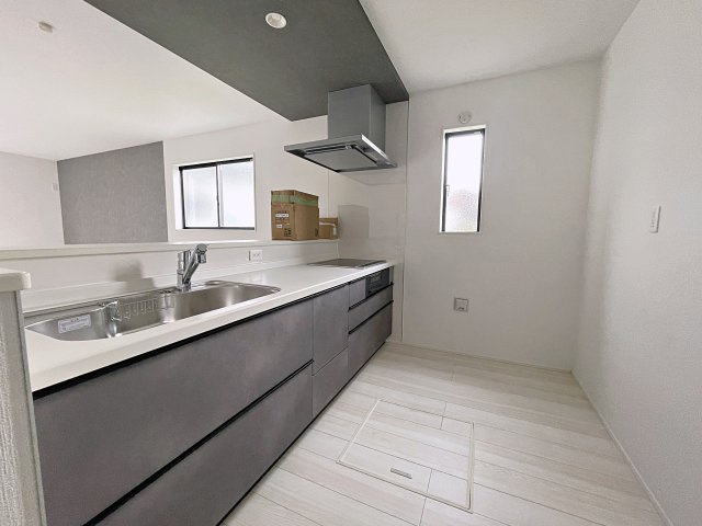 新築戸建・新築建売　郡山市富田町字下西田　富田西小・第六中のキッチン|IHクッキングヒーターで火災の心配を軽減してくれます！フラットなのでお掃除がしやすいです！