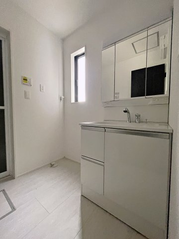 新築戸建・新築建売　郡山市富田町字下西田　富田西小・第六中の独立洗面台|三面鏡洗面台で朝の身支度もしやすく収納力も◎洗面台に物を置かずすっきり清潔に保つことができます！