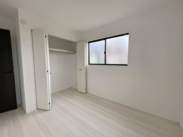 新築戸建・新築建売　郡山市富田町字下西田　富田西小・第六中の洋室|5.2帖の北側の洋室は北側の窓から一定した柔らかい光が入り、PC作業や読書などにも最適なお部屋です！