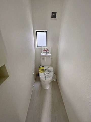 新築戸建・新築建売　郡山市富田町字下西田　富田西小・第六中のトイレ|白を基調とした清潔感のある空間です！小窓がついているので簡単に換気が可能！