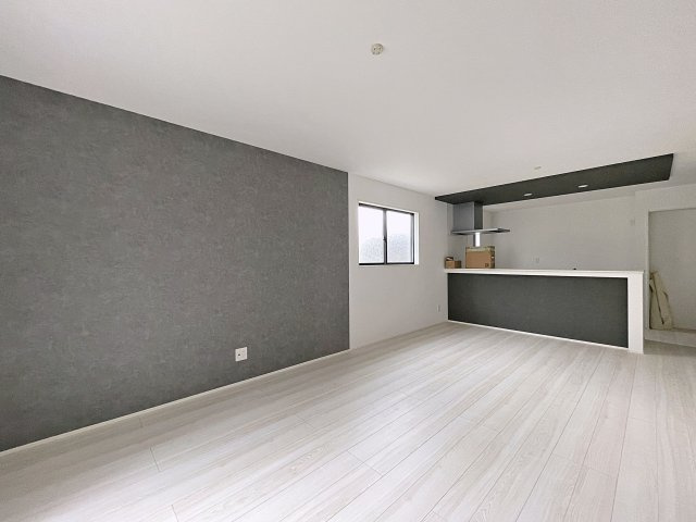 新築戸建・新築建売　郡山市富田町字下西田　富田西小・第六中の居間・リビング|17.7帖のLDKは広々としており南側の窓から日差しが入る気持ちの良いくつろぎの空間です！