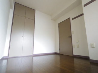 【寝室】 | サンバレー第３ビル | 参考写真★各部屋に収納有り★