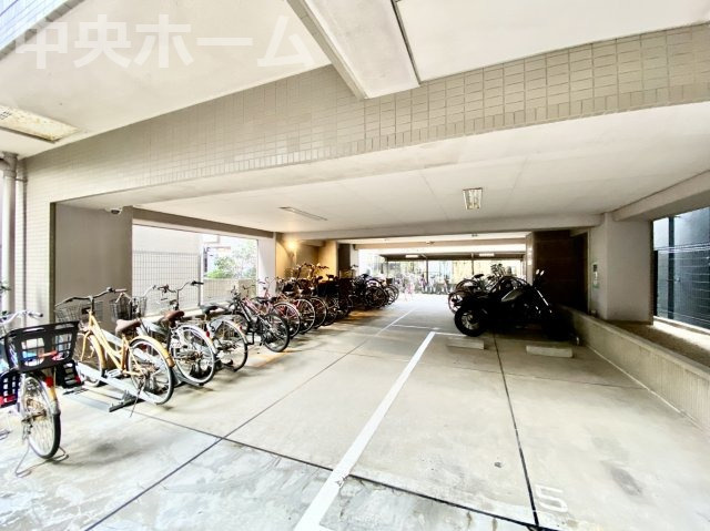 ヴィルヌーブ一之江の駐輪場|【自転車置き場】最新の空き状況や費用などの詳細は担当スタッフまでお問い合わせください。