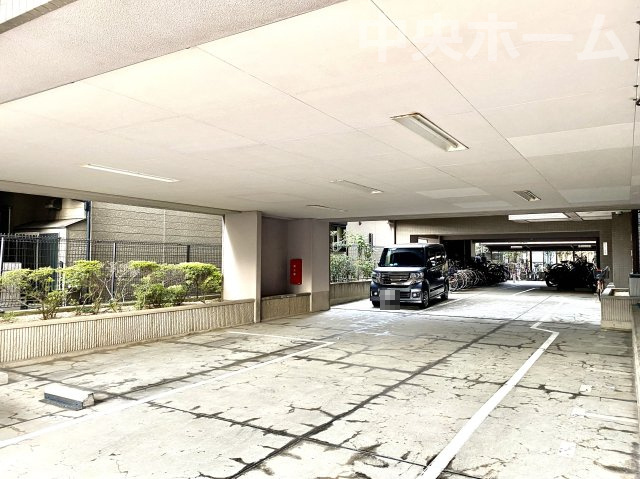 ヴィルヌーブ一之江の駐車場|【敷地内駐車場】最新の空き状況や費用などの詳細は担当スタッフまでお問い合わせください。