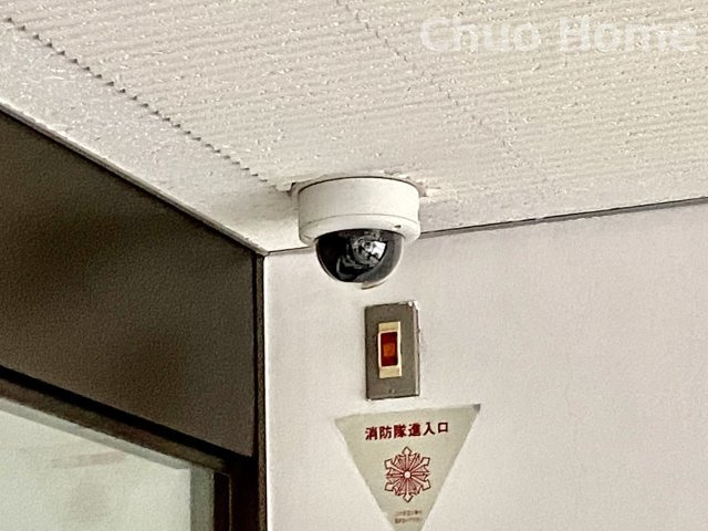 ヴィルヌーブ一之江の防犯設備|【防犯カメラ】何かあった時の大事な証拠になることももちろんなりますが、防犯というくらいですので大事なのは防犯カメラがあることによって抑止力につながることですよね。