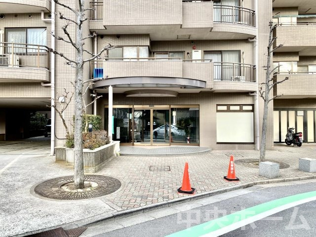 ヴィルヌーブ一之江のエントランス|【エントランス】マンションのエントランスは、その物件の印象を決める、顔とも言える場所です。毎日通る場所ですからきれいなのが一番です。エントランス内はオートロックですので暮らしの安全も確保されています。