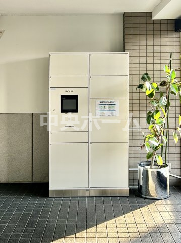 ヴィルヌーブ一之江の設備|【宅配ボックス】在宅時・不在時に関わらず、居住者の代わりに非対面で宅配物を受け取ってくれる便利な設備です。わかりやすくご説明致しますので見学時にはお部屋だけではなく共用部分もぜひチェックしてください。