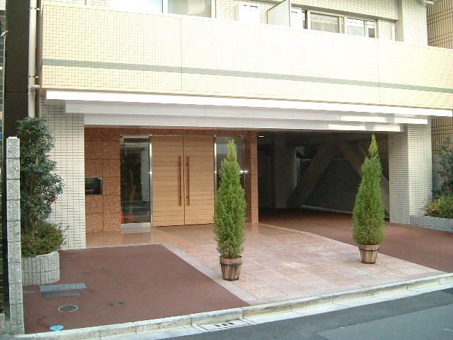 クイーンズレゾン新御徒町のエントランス