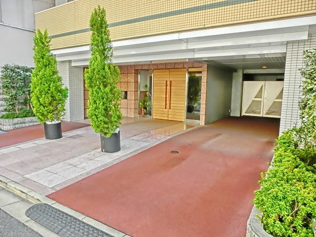クイーンズレゾン新御徒町のエントランス