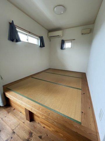 中古戸建・中古住宅　太田市市場町　毛里田小学校・毛里田中学校の和室|主寝室には小上がりの畳スペースがあります！