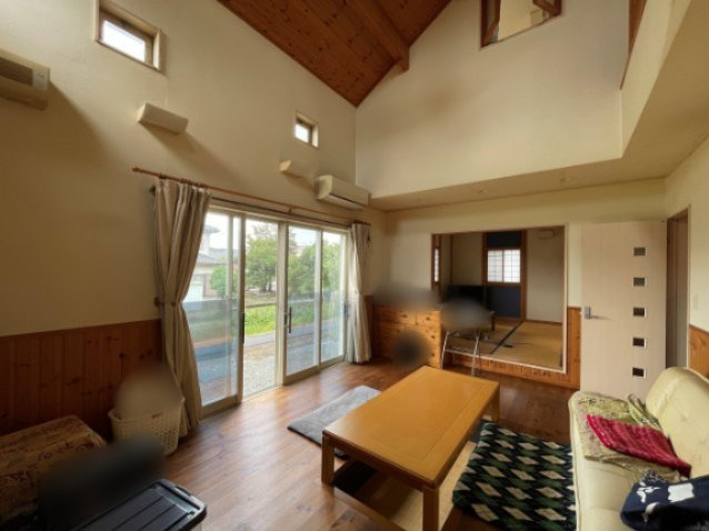 中古戸建・中古住宅　太田市市場町　毛里田小学校・毛里田中学校の居間・リビング|掘りごたつ付きのリビングは家族での団らん場所としてもおすすめ！
