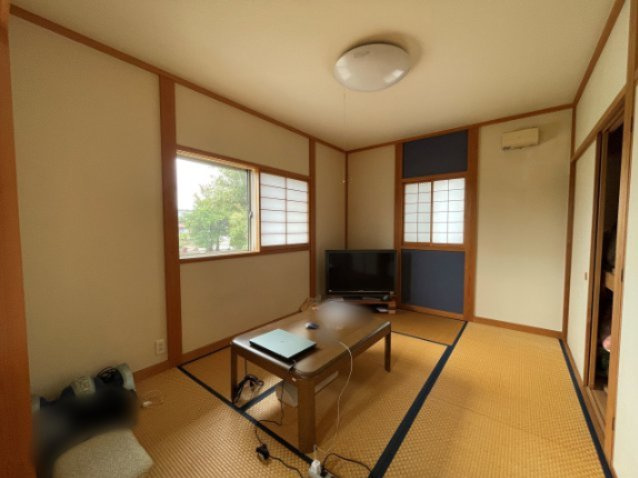 中古戸建・中古住宅　太田市市場町　毛里田小学校・毛里田中学校の和室|おしゃれなアクセントクロスが魅力的なリビング隣の和室！