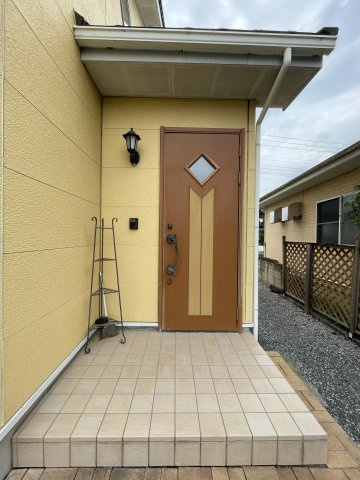 中古戸建・中古住宅　太田市市場町　毛里田小学校・毛里田中学校の玄関|カメラ付きインターホン、ダブルロックドア付きの玄関です！