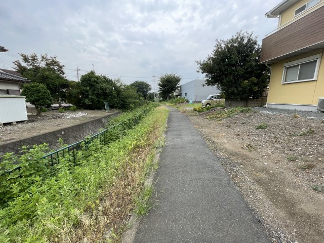 中古戸建・中古住宅　太田市市場町　毛里田小学校・毛里田中学校の前面道路含む現地写真|玄関側の全面は遊歩道になっていて車通りがないため安心ですね！