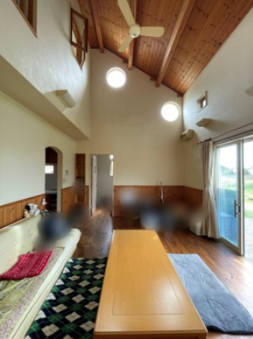 中古戸建・中古住宅　太田市市場町　毛里田小学校・毛里田中学校の居間・リビング|リビングの上部吹抜けで天井が高く開放的な空間！木のぬくもりが感じられる空間です！