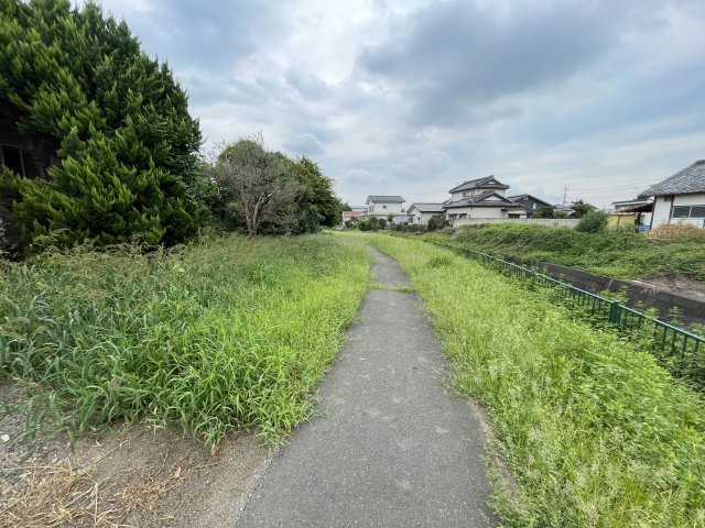 中古戸建・中古住宅　太田市市場町　毛里田小学校・毛里田中学校の前面道路含む現地写真|朝・夕のお散歩にもおすすめの遊歩道です！