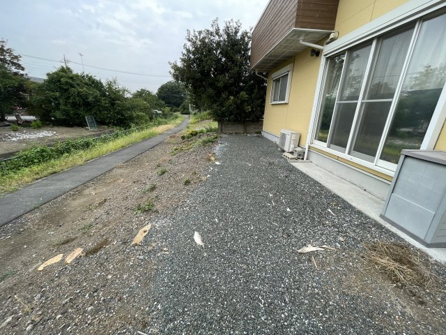 中古戸建・中古住宅　太田市市場町　毛里田小学校・毛里田中学校の庭|リビング側の前面には建物がないため陽当たり良好です◎