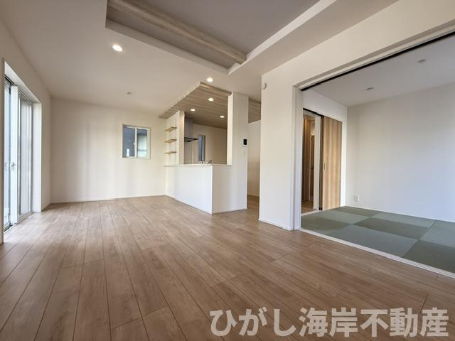 茅ヶ崎市室田３丁目　新築戸建　全２棟の居間・リビング|17帖　折上天井付LDK