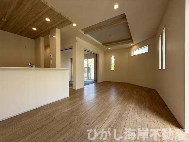 茅ヶ崎市室田３丁目　新築戸建　全２棟のダイニング|17帖　折上天井付LDK