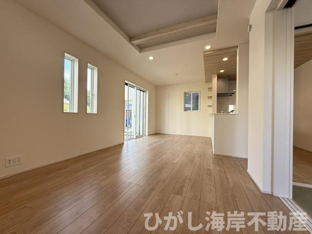 茅ヶ崎市室田３丁目　新築戸建　全２棟の居間・リビング|17帖　折上天井付LDK