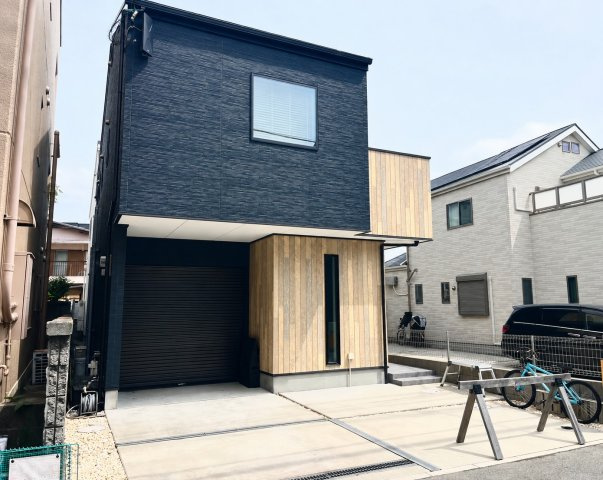伊丹市稲野町3丁目中古戸建│2LDK+駐車3台可の外観|阪急「稲野」駅まで徒歩5分と、毎日の通勤・通学にも便利な立地。令和2年3月築で築年数も浅く、きれいにお住まいです。駅近の利便性と住み心地を両立した一邸を、ぜひ現地でご覧ください。
