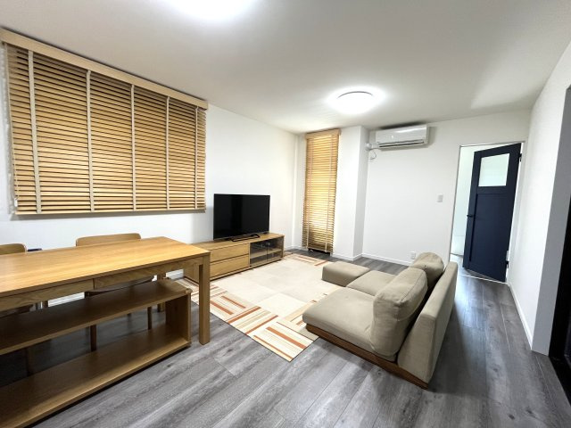 伊丹市稲野町3丁目中古戸建│2LDK+駐車3台可の居間・リビング|15.6帖のLDKは、家具の配置もしやすい広さ。ご家族で過ごす時間を大切にできる住まいです。