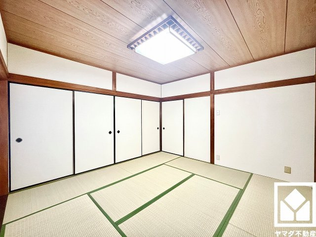 ストークライフ甲陽園の和室|約8帖の和室です。リビングに隣接しており、一体利用も可能です。子どもの遊び場、お昼寝スペース、家族のくつろぎ空間にも。和室があると、暮らしの幅がぐんと広がる。