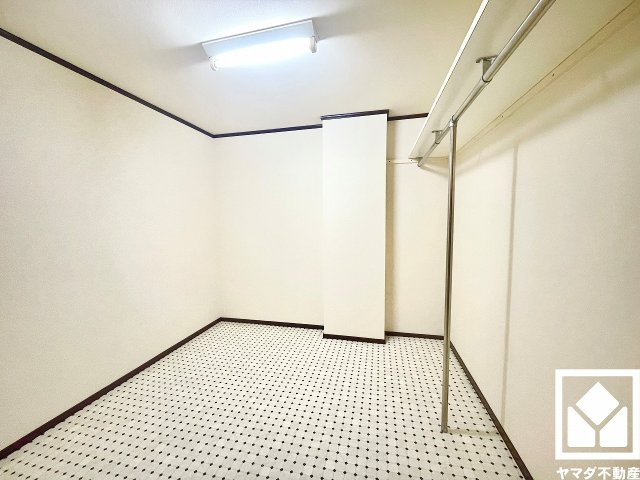 ストークライフ甲陽園の収納|たっぷり収納できる納戸付きだから、家の中をもっとスッキリ。季節の荷物や趣味の道具もしっかり収納。ハンガーパイプを備えており、収納家具を増やさずに衣類を整理しやすい仕様です。