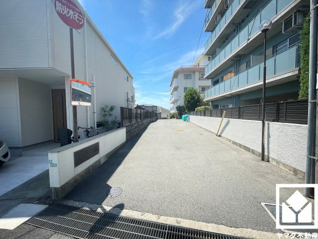 ストークライフ甲陽園の外観|阪急甲陽線「甲陽園」駅まで徒歩6分の立地。夙川駅行きの列車が発車する始発駅のため座席に座りやすく、快適な移動が可能です。毎日の通勤・通学だけでなく、休日のお出かけまで利便性に優れています。