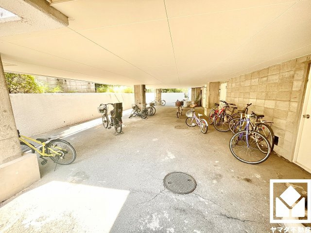 ストークライフ甲陽園の駐輪場|屋根付き駐輪場を設置。雨や日差しの影響を受けにくく、大切な自転車の保管にも便利です。平置きなので、さまざまなタイプの自転車を置きやすい仕様です。