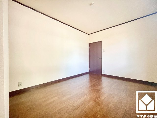 ストークライフ甲陽園の寝室|約6帖の北側洋室です。全居室6帖以上のゆとりある居住空間​で、広々お使いいただけます。