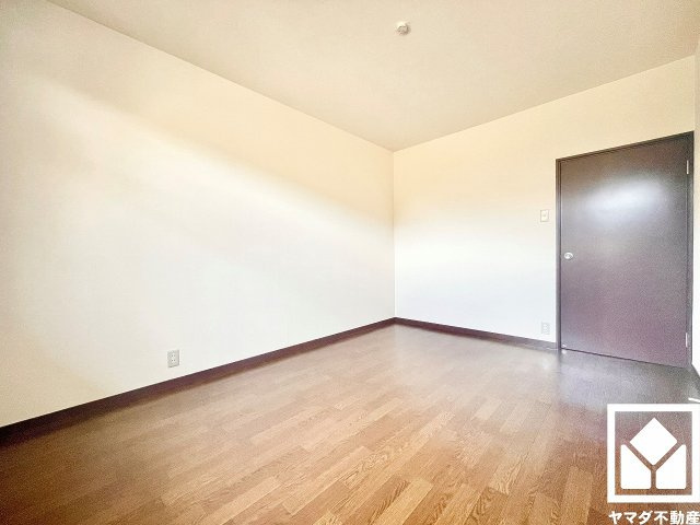 ストークライフ甲陽園の洋室|約6帖の南側洋室です。お子様のお部屋などにも丁度良い広さです。独立したお部屋なのでプライベートな時間をゆったり過ごせそうです。