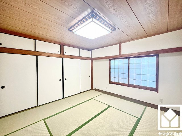 ストークライフ甲陽園の和室|約8帖の和室です。陽光がたっぷり差し込む洗練された和の空間。温かみのある畳のスッキリとしたデザインが、暮らしを心地よく彩ります。